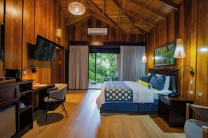 Bungalow Deluxe, baignoire | 1 chambre, couette en duvet, lit avec matelas à plateau-coussin, minibar