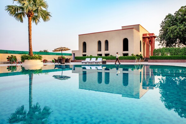 Una piscina al aire libre