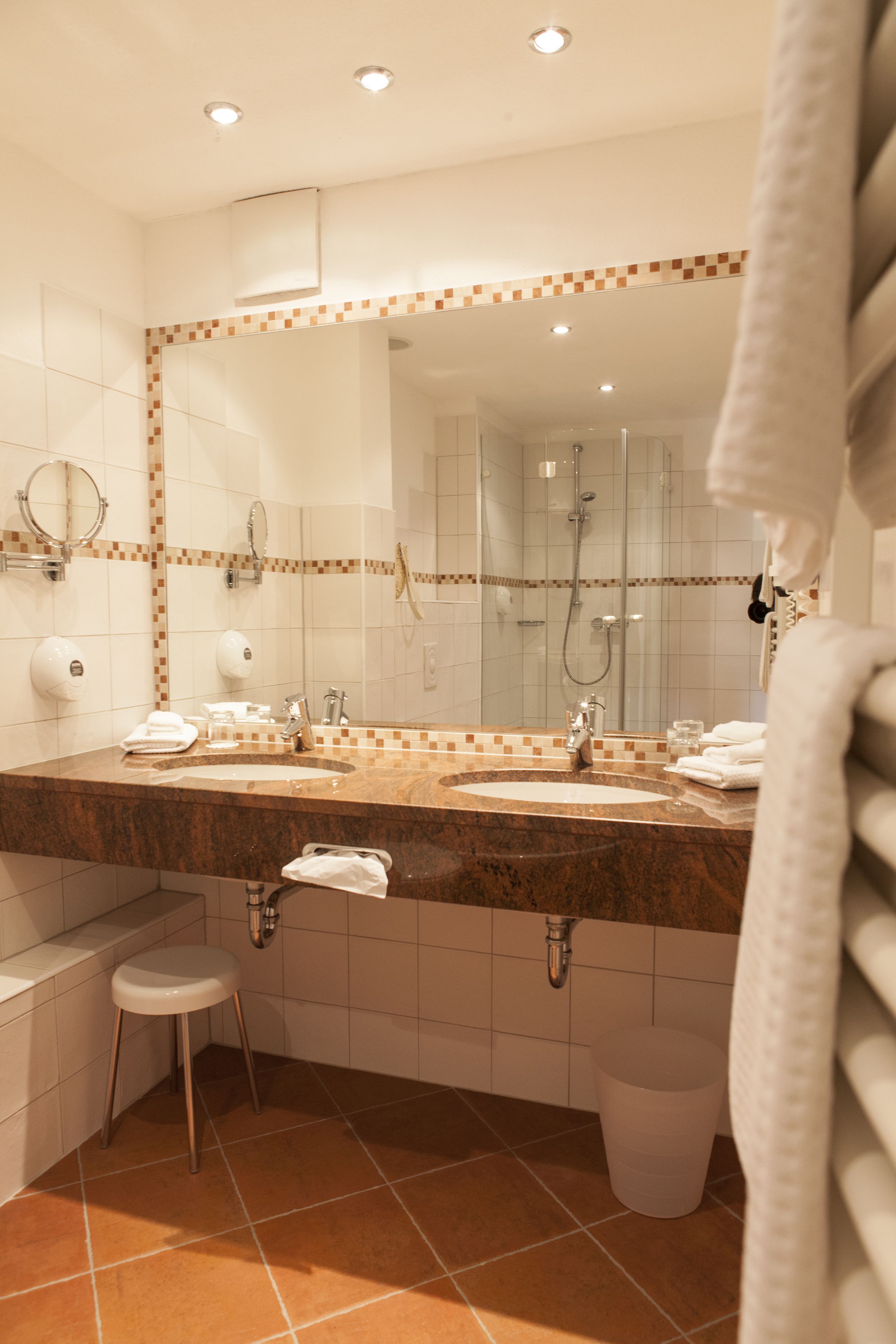 junior suite (wellness) | bathroom | free toiletries, hair dryer, towels