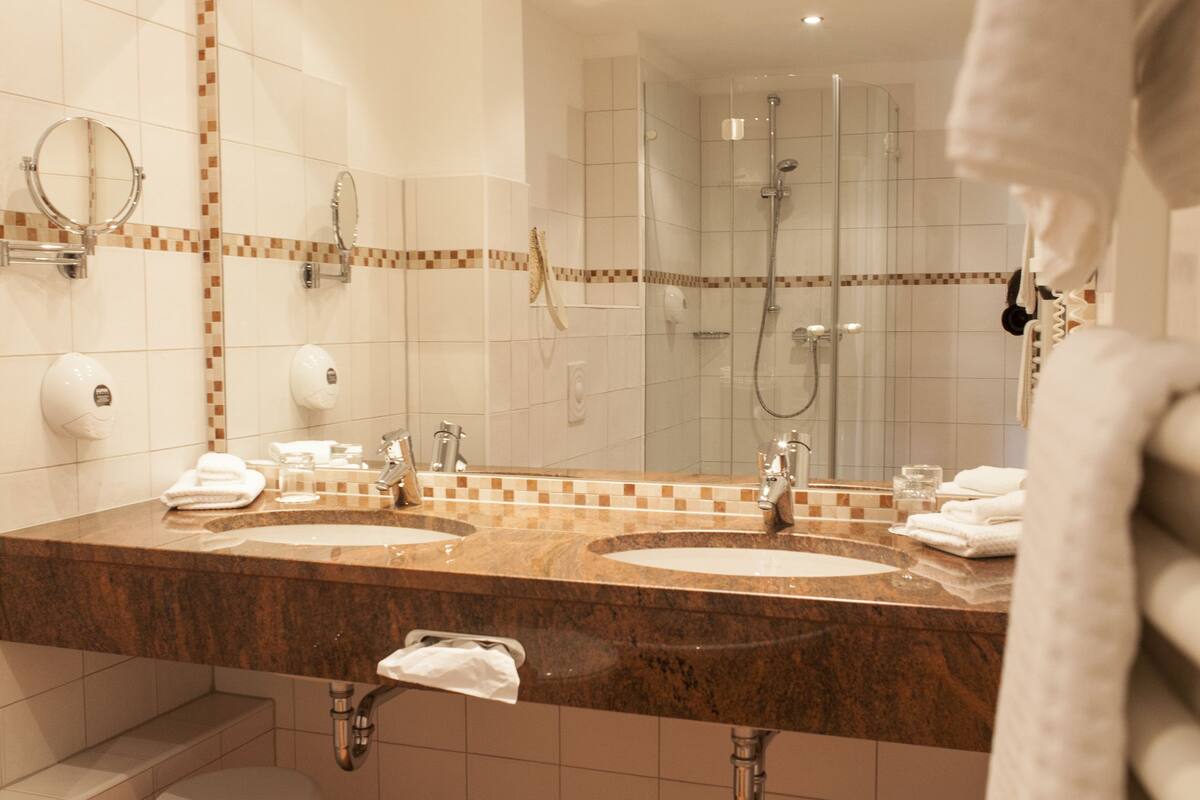 junior suite (wellness) | bathroom | free toiletries, hair dryer, towels