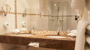 Junior Suite (Wellness) | Bathroom | Free toiletries, hair dryer, towels