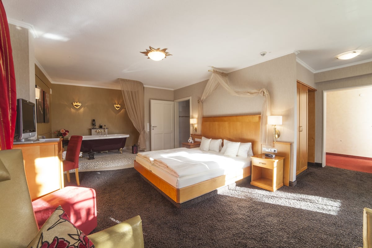 junior suite (wellness) | in-room safe, individually decorated, individually furnished, desk