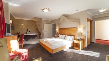 Junior Suite (Wellness) | In-room safe, individually decorated, individually furnished, desk