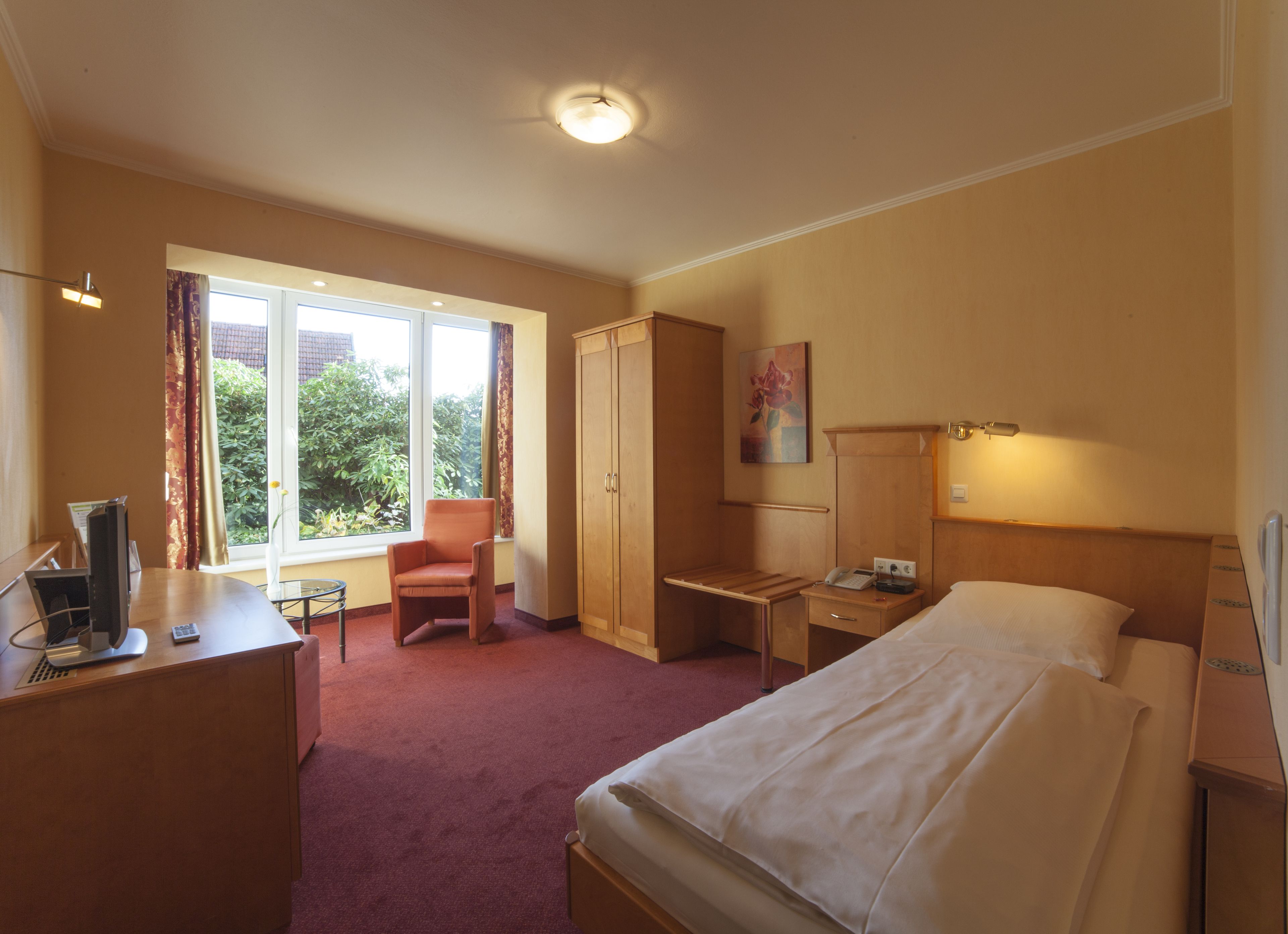 comfort single room | in-room safe, individually decorated, individually furnished, desk