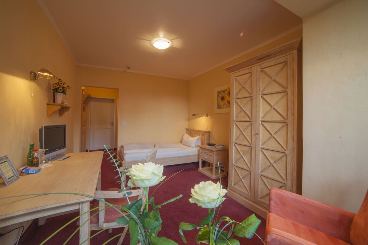 comfort single room | in-room safe, individually decorated, individually furnished, desk