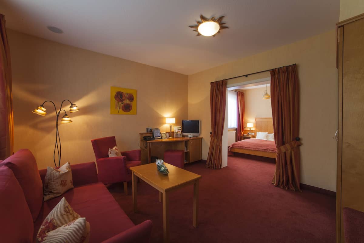 Romantic Suite | In-room safe, individually decorated, individually furnished, desk