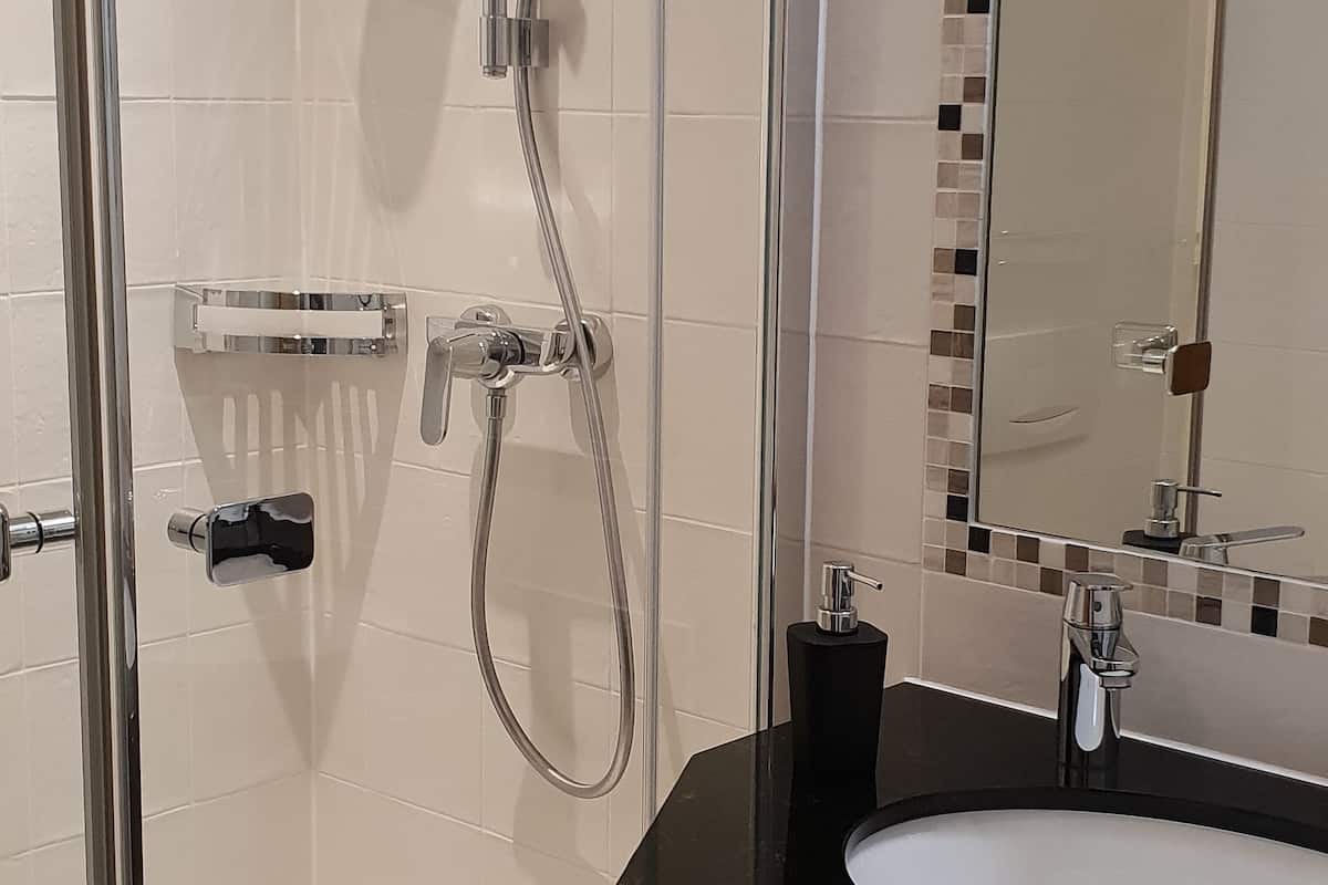 triple room | bathroom | free toiletries, hair dryer, towels