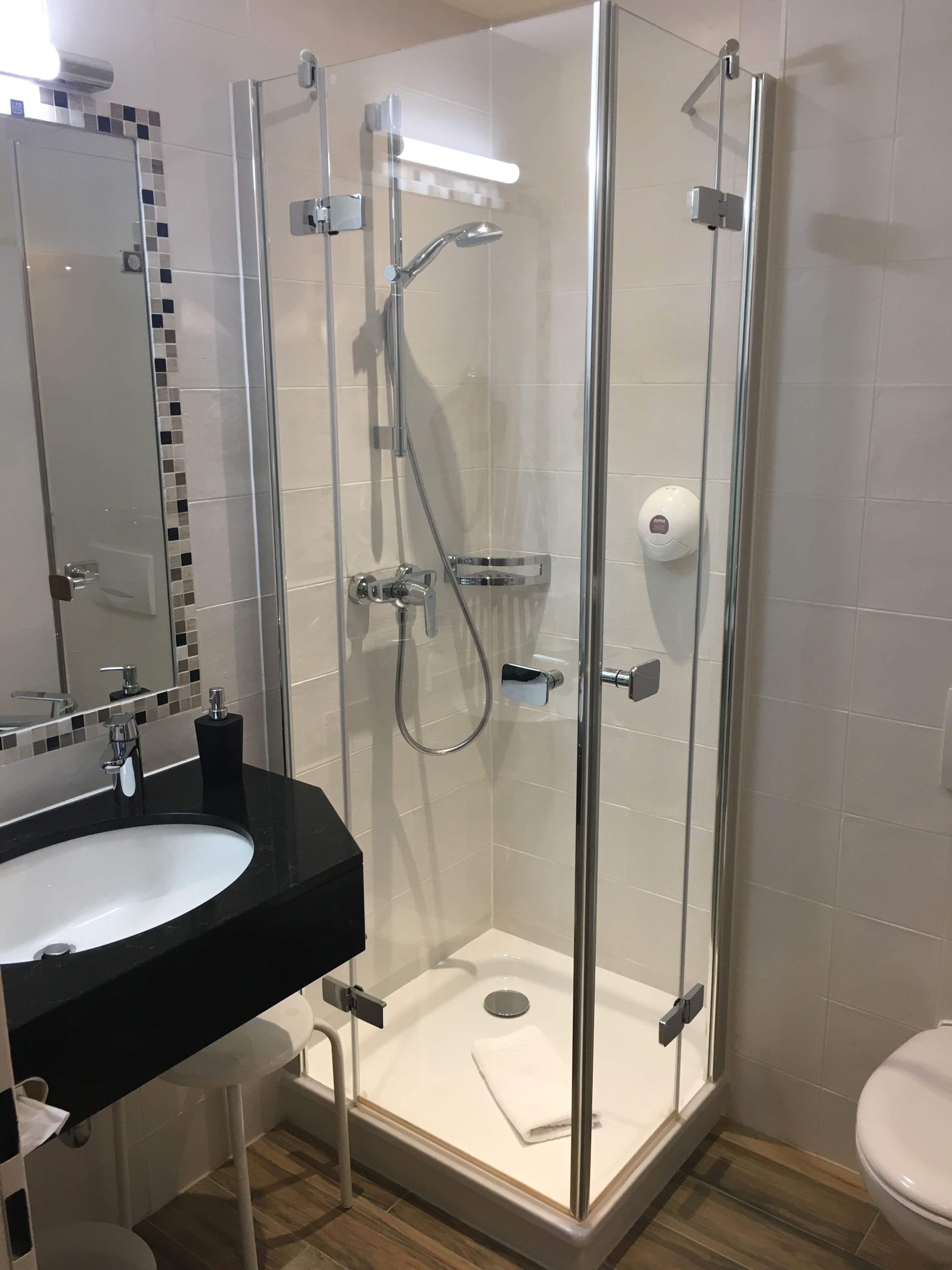 standard single room | bathroom | free toiletries, hair dryer, towels