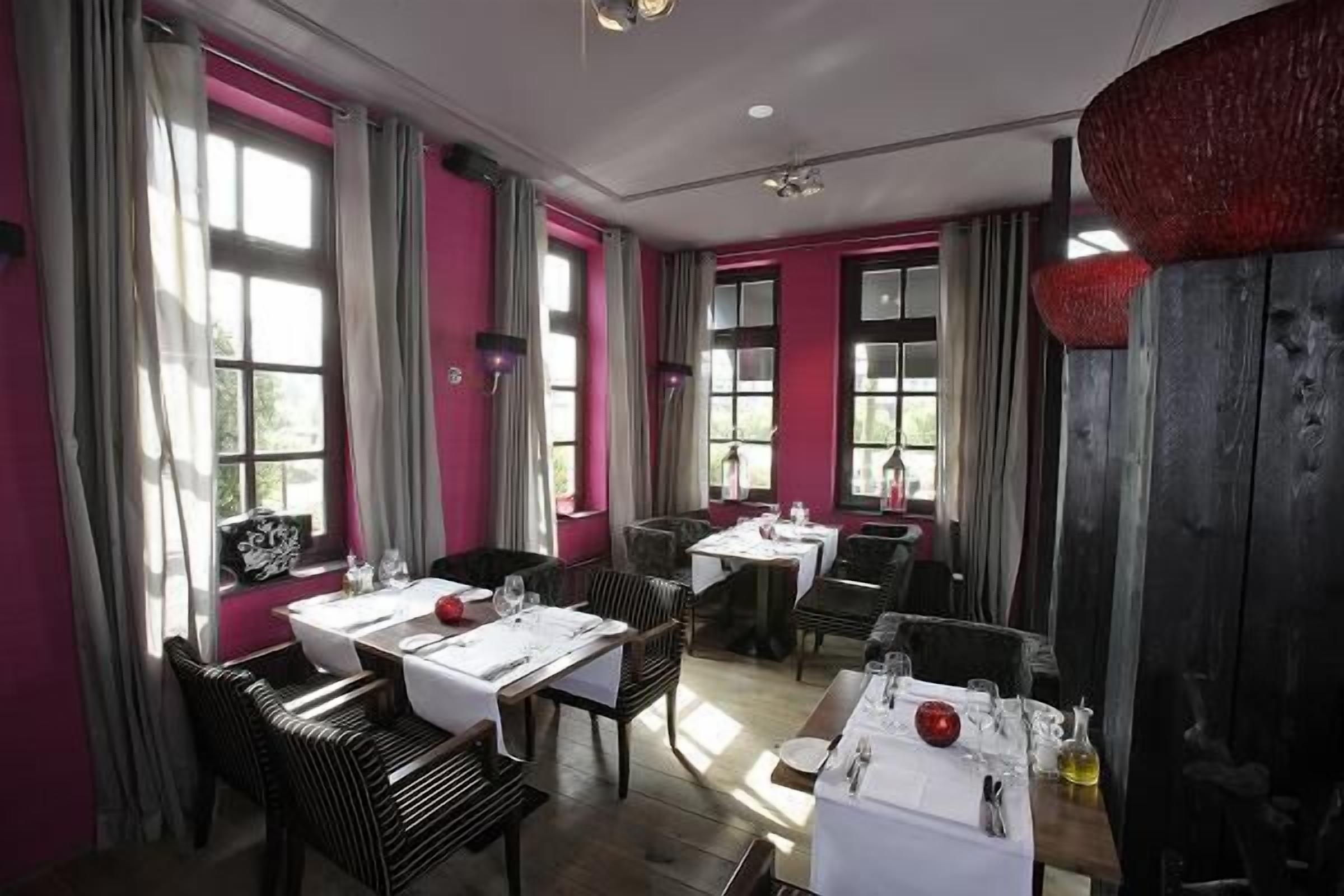 breakfast, lunch and dinner served