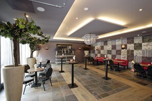 Melayani sarapan, makan siang, dan makan malam