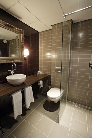 Gratis toiletartikelen, een haardroger, handdoeken