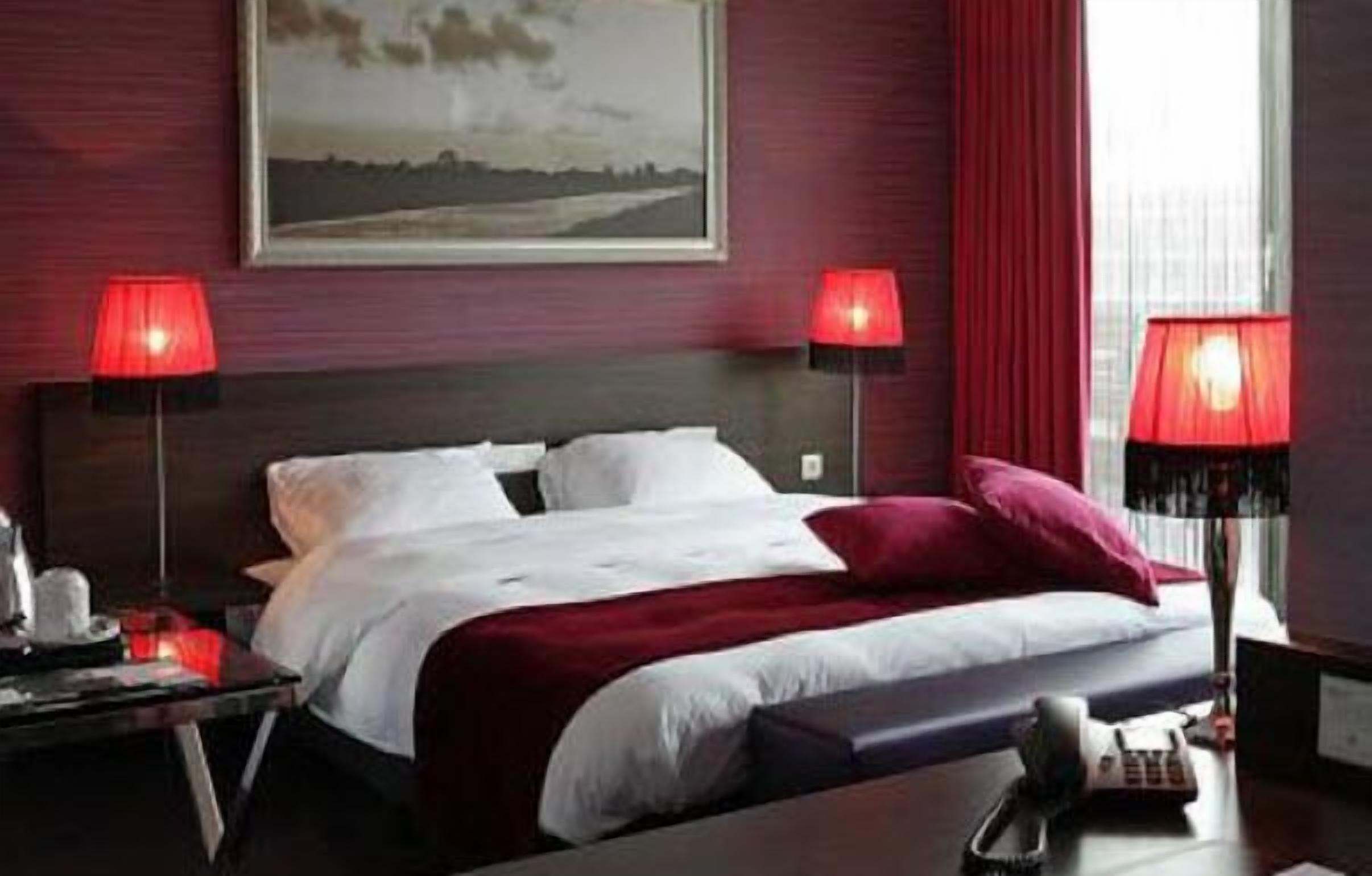 suite, 1 double bed | premium bedding, in-room safe, desk, cots/infant beds