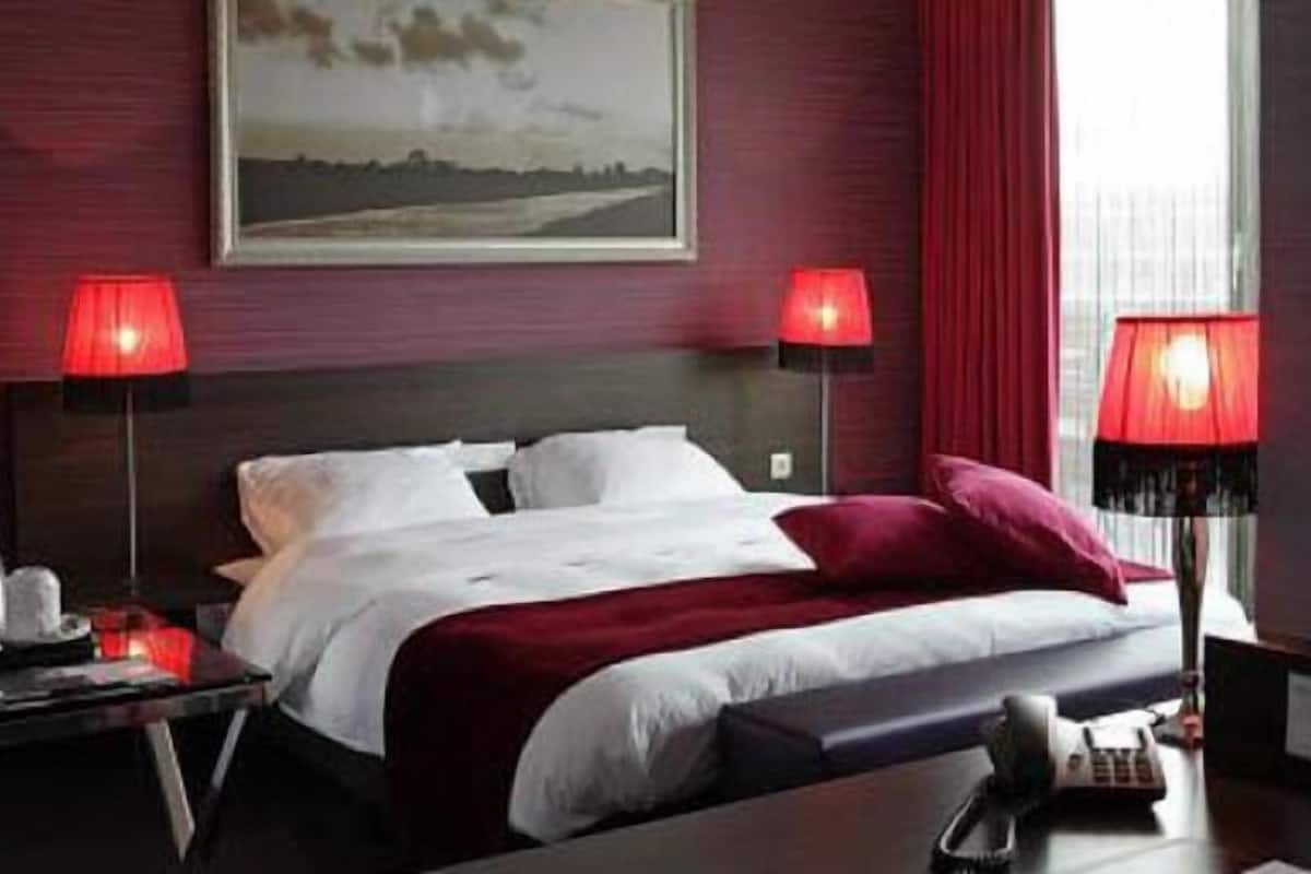 suite, 1 double bed | premium bedding, in-room safe, desk, cots/infant beds