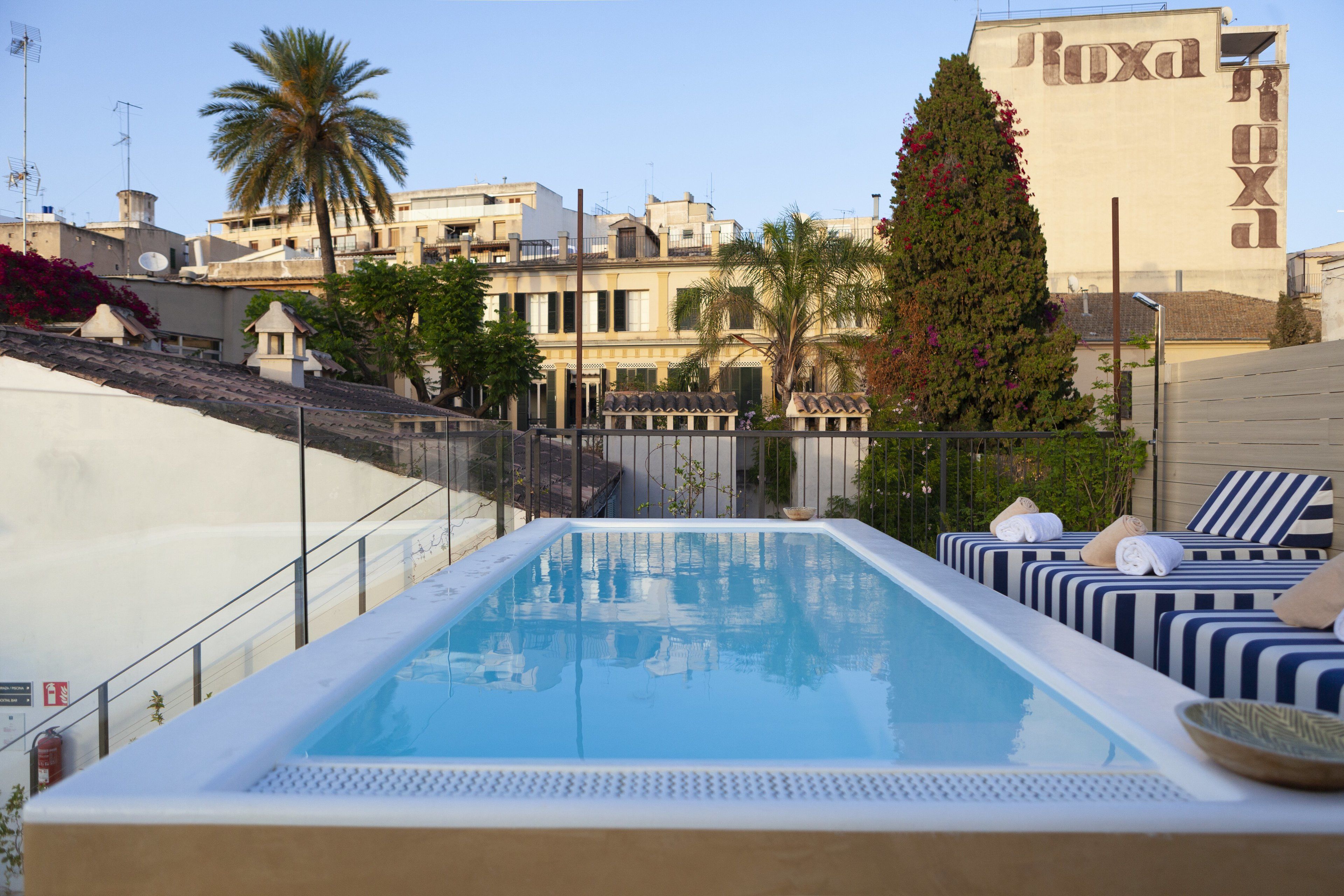 seasonal outdoor pool, open 11 am to 8 pm, pool loungers