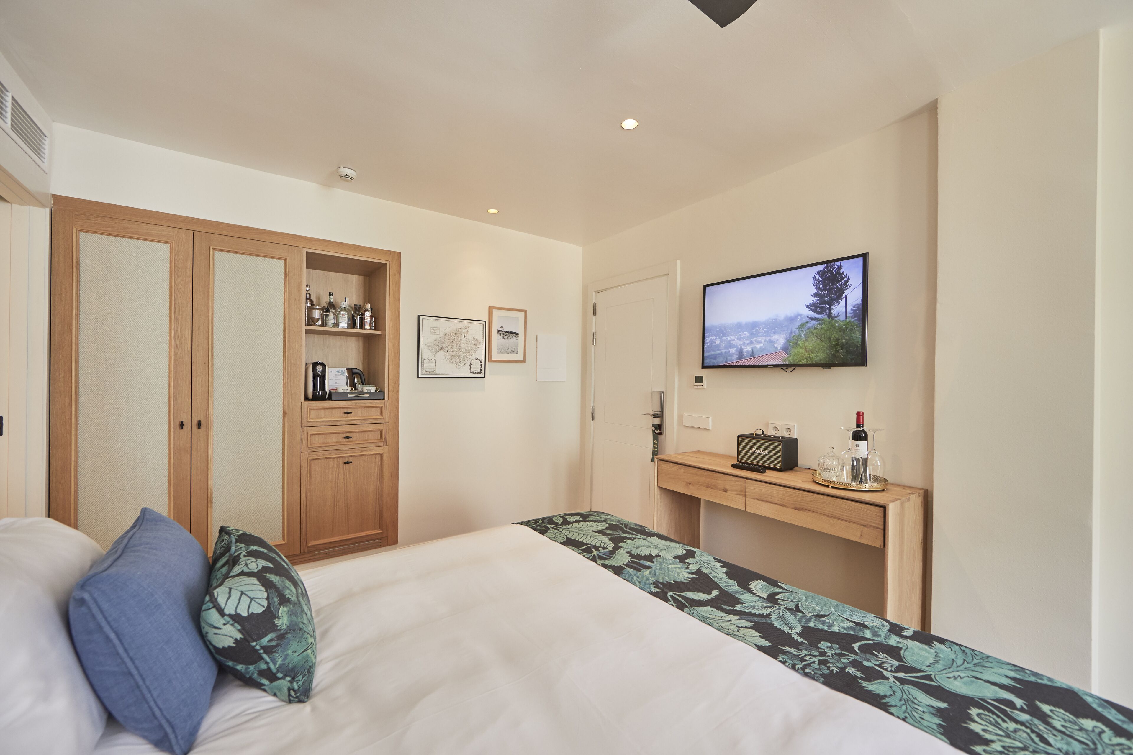 Premium bedding, down duvets, minibar, in-room safe