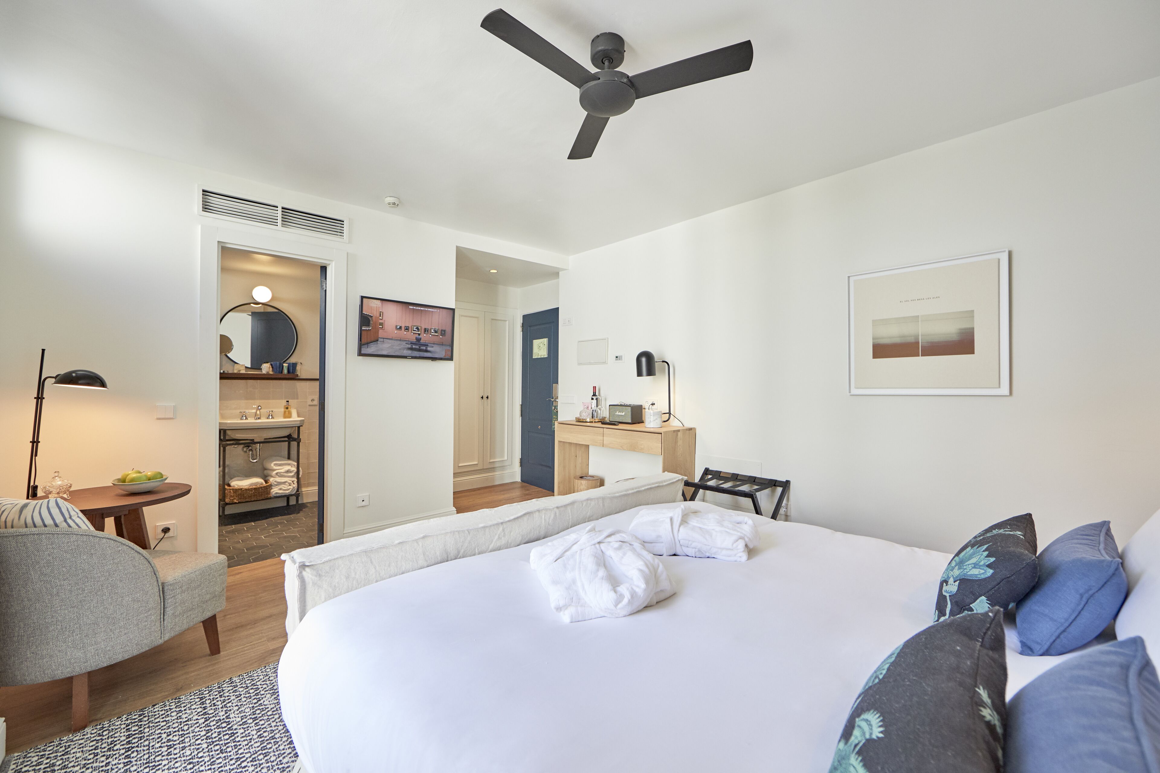 Premium bedding, down duvets, minibar, in-room safe