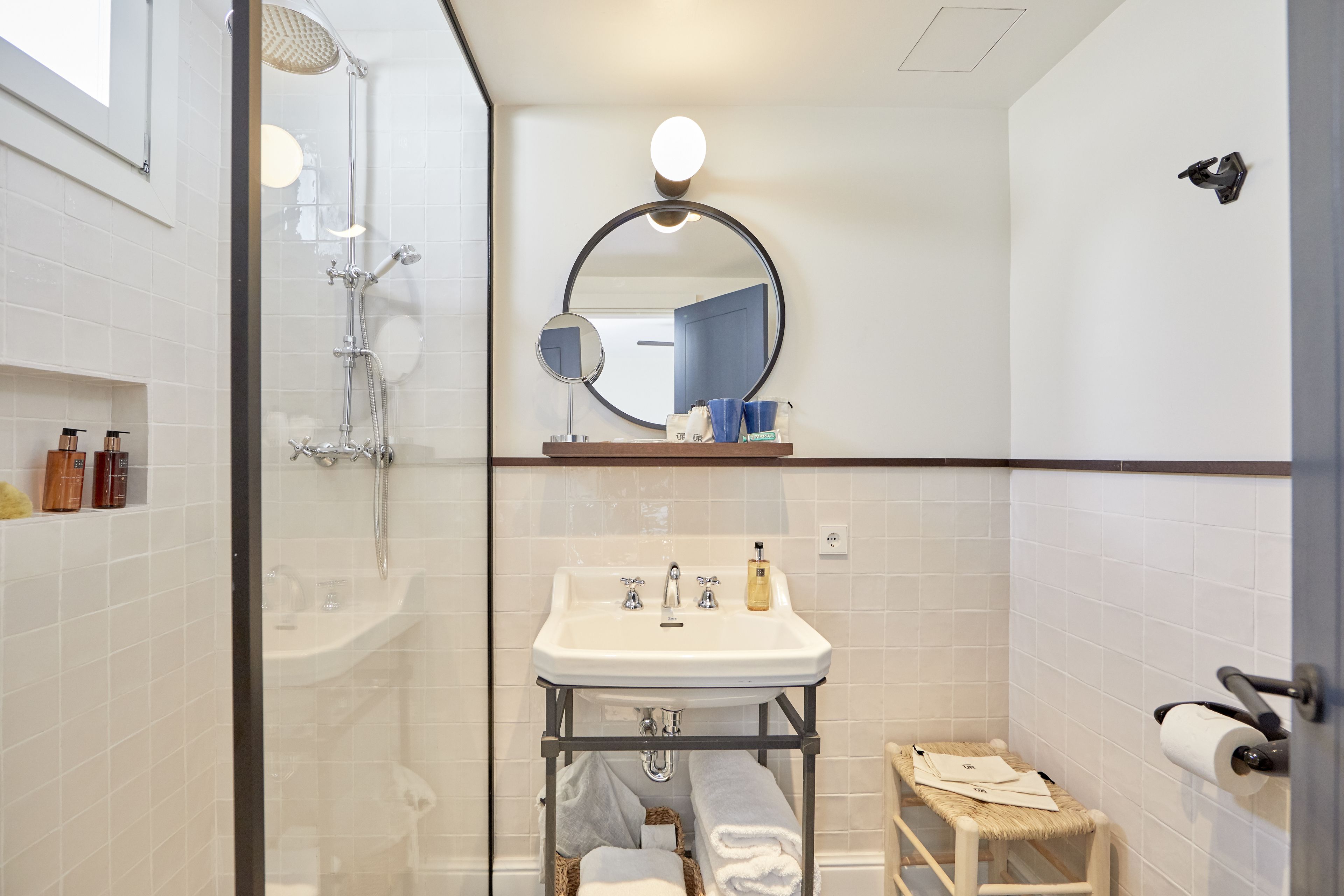 shower, rainfall showerhead, free toiletries, hair dryer