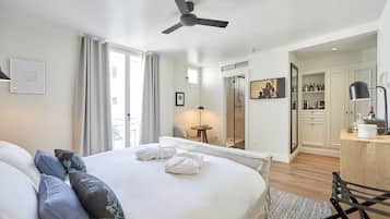 Luxe beddengoed, donzen dekbedden, een minibar, een kluis op de kamer
