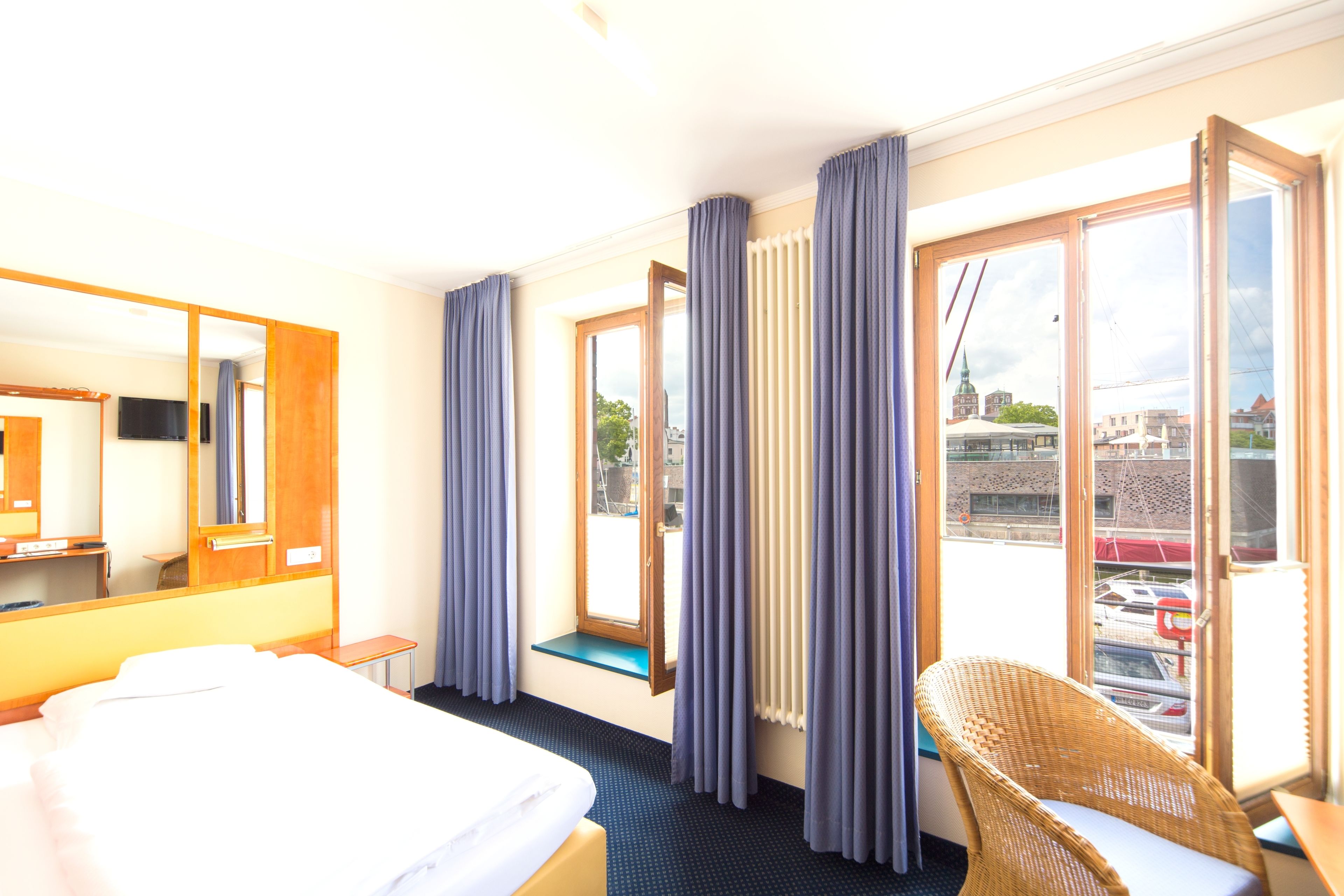 standard single room | hypo-allergenic bedding, minibar, in-room safe, desk