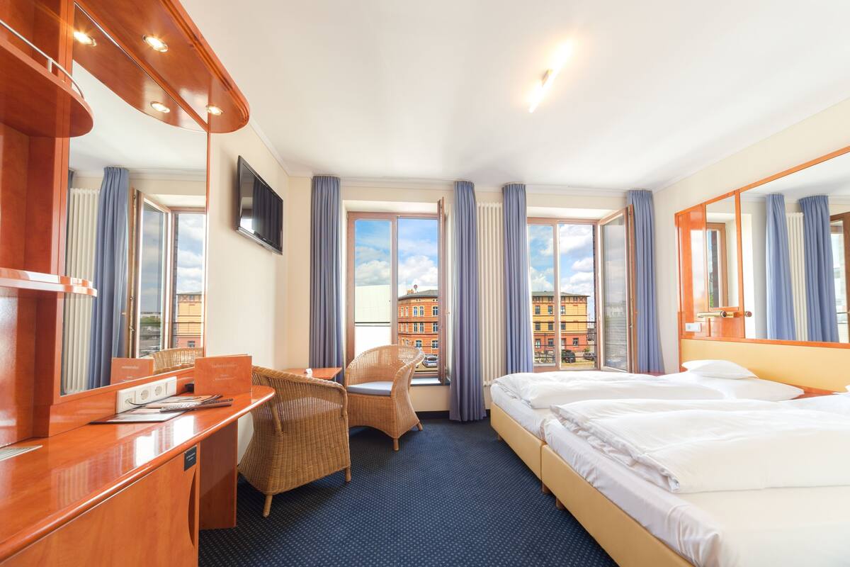 standard double room | hypo-allergenic bedding, minibar, in-room safe, desk