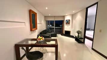 Suíte empresarial, 1 quarto, cozinha | Roupas de cama premium, edredons de pluma, camas com colchões pillow-top