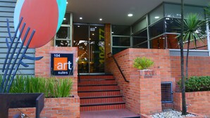 A hotel entrance with a sign for '104 art suites'. - 104 Art Suites (Bogotá)