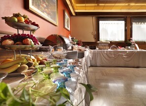 Petit déjeuner complet servi tous les jours en supplément