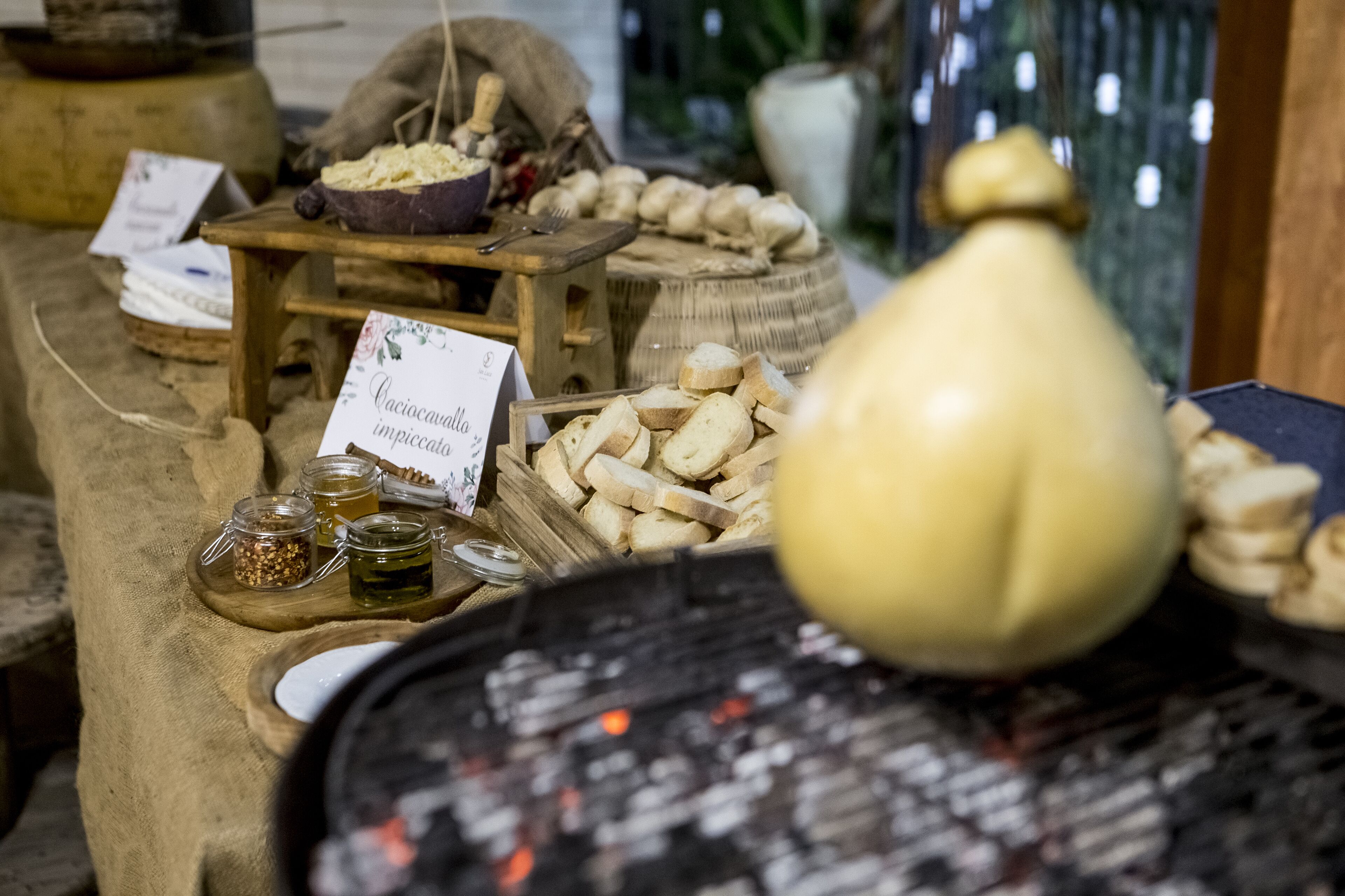 Une présentation de divers produits alimentaires, notamment du pain, du fromage et des pots de confitures.