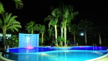 Piscina externa, funciona das 10h às 19h, espreguiçadeiras