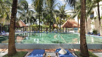 Piscina externa, guarda-sóis, espreguiçadeiras