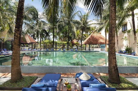 Outdoor pool, pool umbrellas, sun loungers