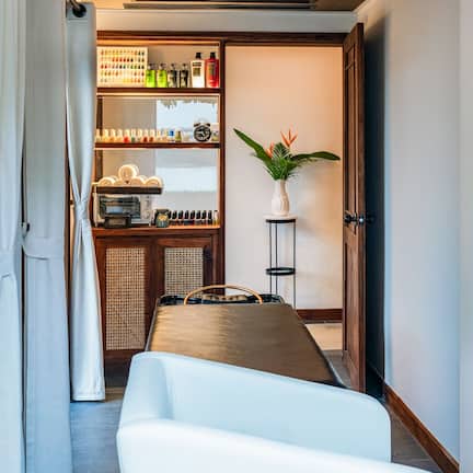 Salas de tratamiento para parejas, tina de hidromasaje y aromaterapia