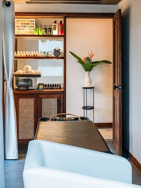 Couples treatment rooms, hot tub, aromatherapy, body scrubs, facials