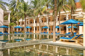 Outdoor pool, pool umbrellas, sun loungers - Anantara Hoi An Resort (Da Nang)