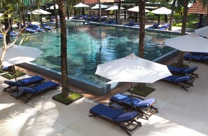 สระว่ายน้ำกลางแจ้ง, ร่มริมสระว่ายน้ำ, เก้าอี้อาบแดดริมสระ