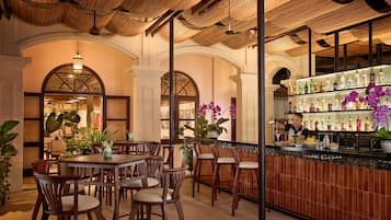 3 restaurants, breakfast, lunch, dinner served; American cuisine