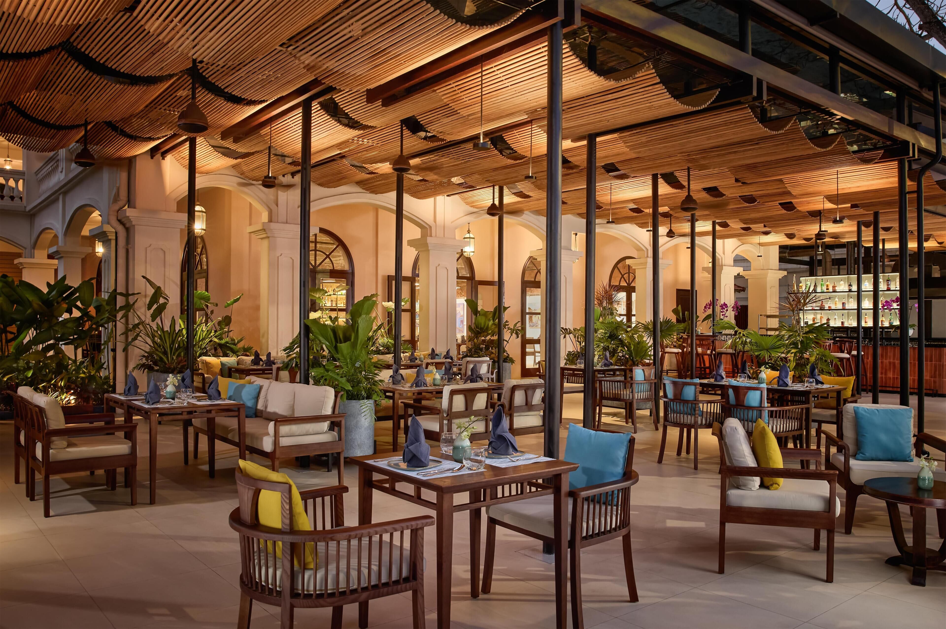 3 restaurants; breakfast, lunch, dinner and brunch served 