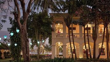 3 restaurants, serveren ontbijt, lunch, diner, Amerikaanse gerechten