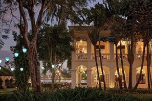 3 restaurants, breakfast, lunch, dinner served; American cuisine 