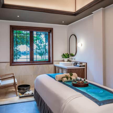 Salas de tratamiento para parejas, tina de hidromasaje y aromaterapia