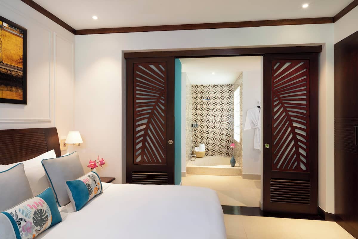 Deluxe Room, Balcony | Minibar, in-room safe, individually decorated, individually furnished