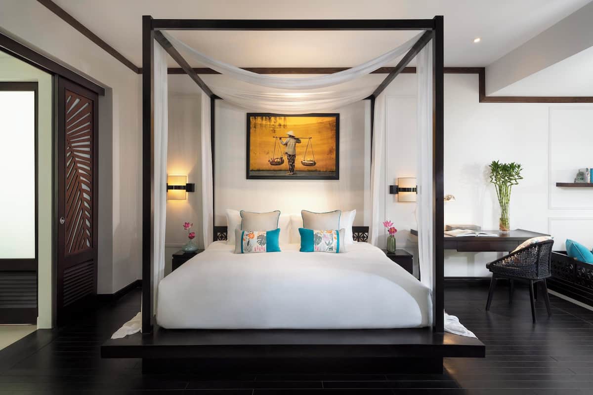 Anantara Garden Suite | Minibar, in-room safe, individually decorated, individually furnished