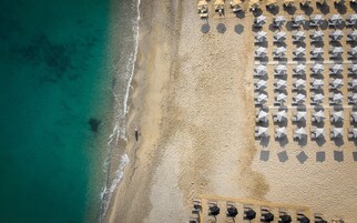 Ubicación cercana a la playa, tumbonas, sombrillas y toallas de playa