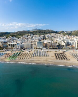 In Strandnähe, Liegestühle, Sonnenschirme, Strandtücher
