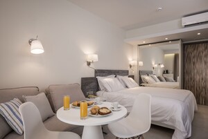 Habitación Premium doble | Zona de estar | Televisión LCD de 26 pulgadas con canales por satélite, una televisión