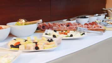 بوفيه فطور يوميًا بتكلفة قدرها (38 RON للشخص)