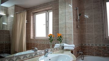Standard Double Room | Bathroom | Bathtub, free toiletries, hair dryer, slippers