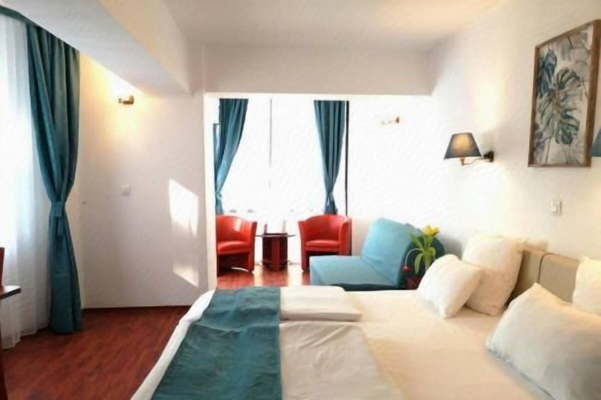 Select Comfort beds, minibar, in-room safe, desk
