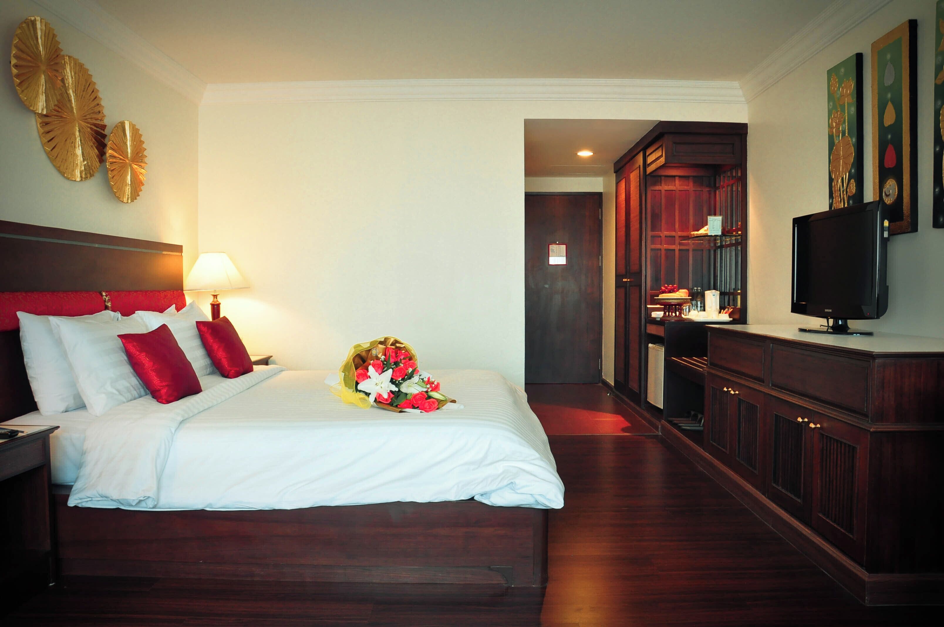 Camas con pillow-top, minibar y caja de seguridad en la habitación 