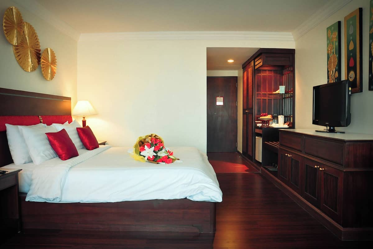Camas con pillow-top, minibar y caja de seguridad en la habitación